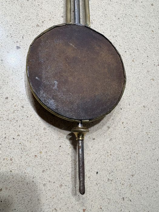 Antigo pêndulo de relógio de parede ajustável em latão