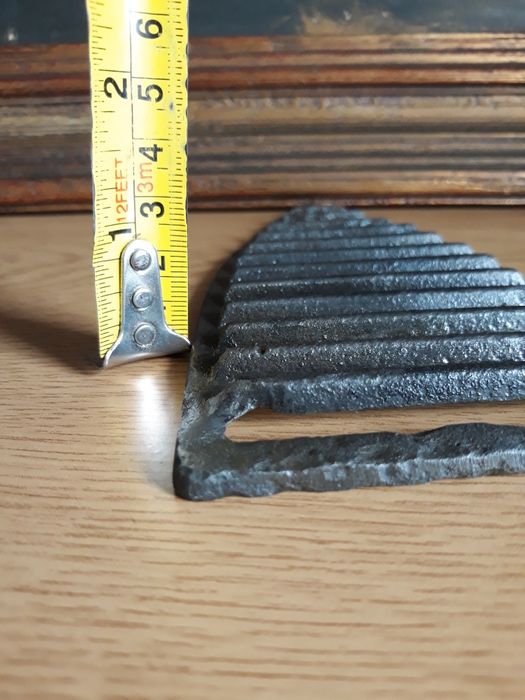 Grelha para ferro de engomar a carvão antigo