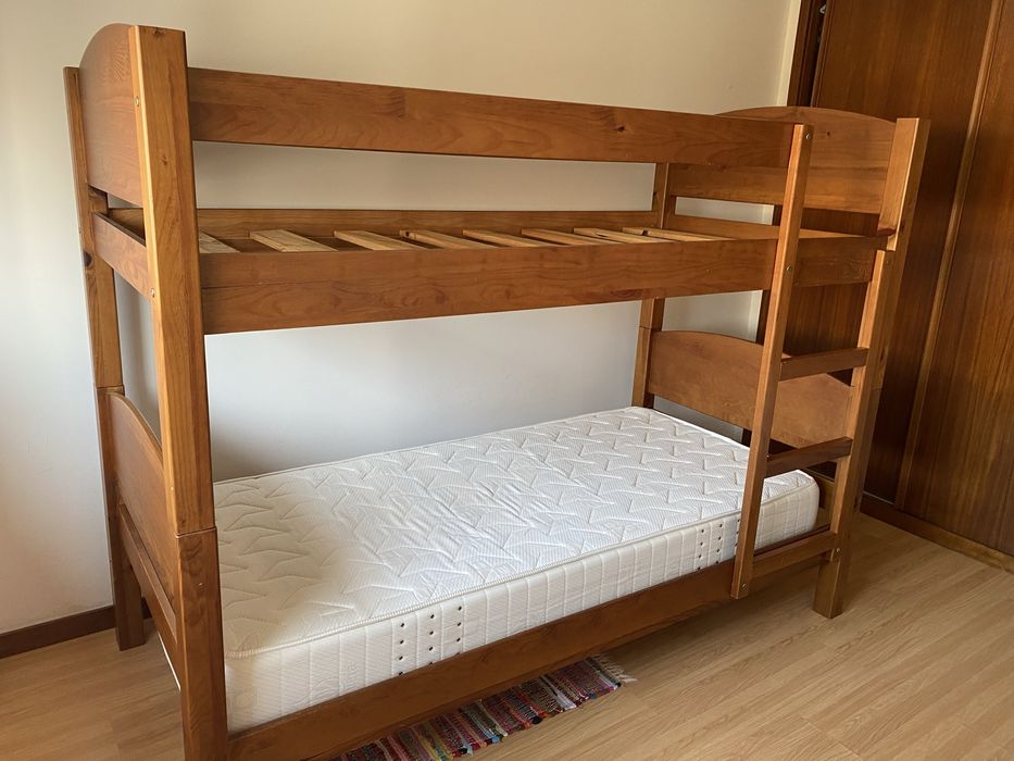 Beliche com colchão anatómico.