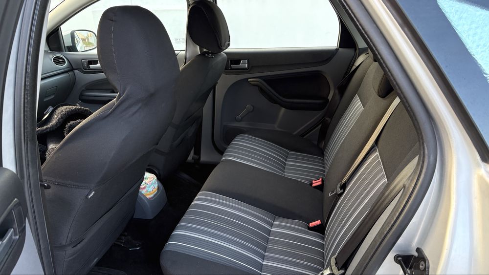 Ford Focus 2010 cinzento