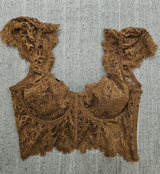 Top de renda de cor camel, tam. L