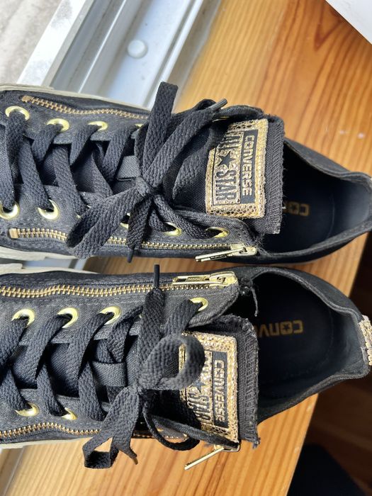 Tenis Converse All Star pretas com detalhes dourados
