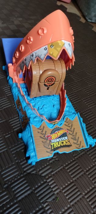 Hot Wheels Monster Trucks Arena Smashers Treasure Chomp Challenge