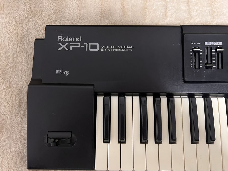 Професійний синтезатор Roland xp 10