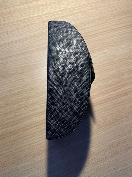 Prada czarne etui na okulary przeciwsłoneczne Saffiano *uszkodzone*