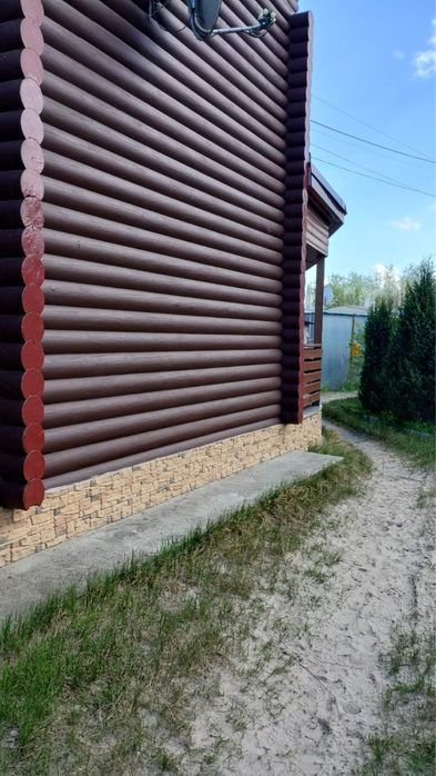 Дачний будиночок на причалі