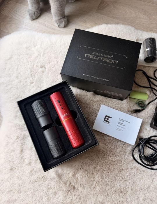 Czerwona maszynka do tatuażu Equaliser Wireless Neutron red 4.0 mm bezprzewodowa + gripy jednorazowe zestaw Kwadron