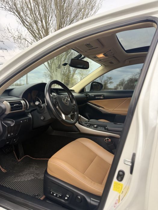 Lexus IS 200t 2016 год