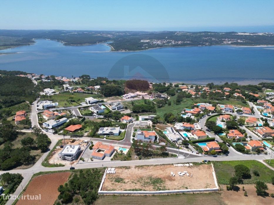 Moradia estilo contemporâneo na encosta da Lagoa de Obidos