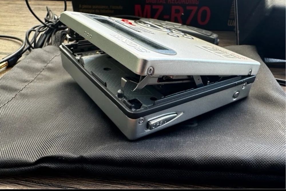 Gravador portátil Sony MZ-R70 MiniDisc.