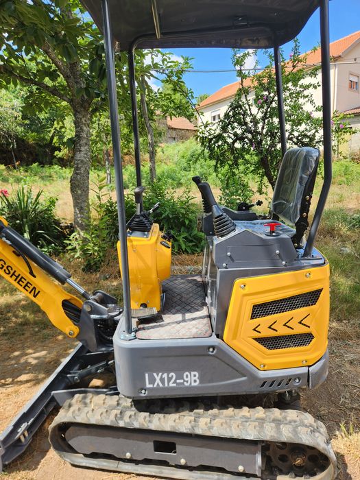 Vendo Mini giratória 1.2 ton (Nova) com acessórios