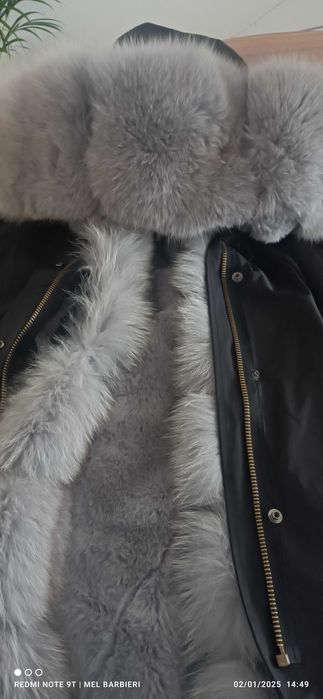 Casaco de Inverno preto com pêlo natural com grande gola raposa .