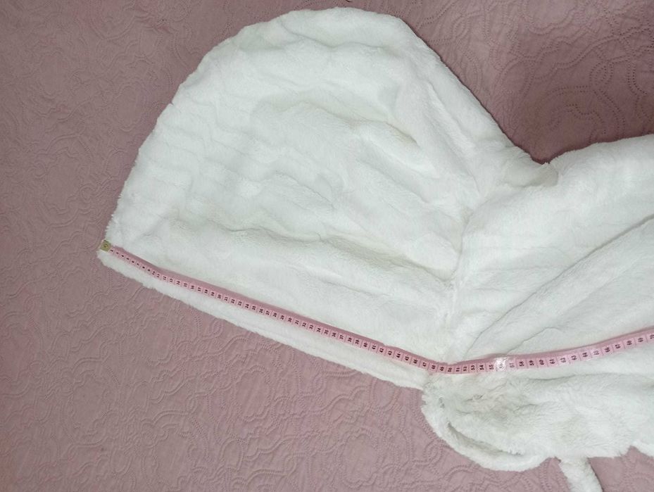 Capa com capuz pelo branco
