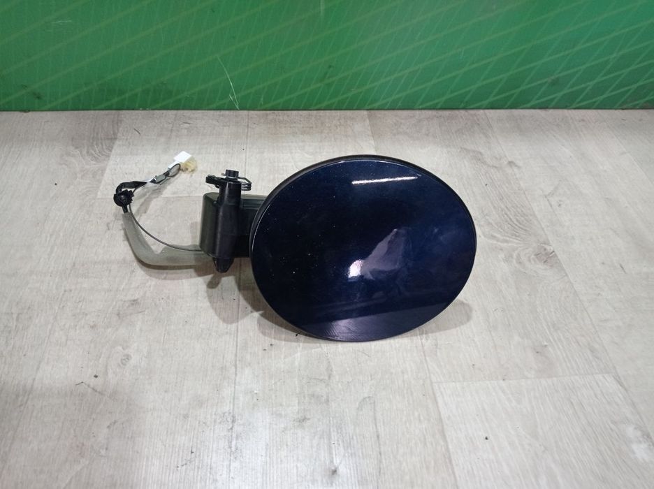 Лючок бензобака Mazda CX30 42M розборка шрот запчастини DGH942421 DGH942421  Мазда СХ30 Лючок бензобака