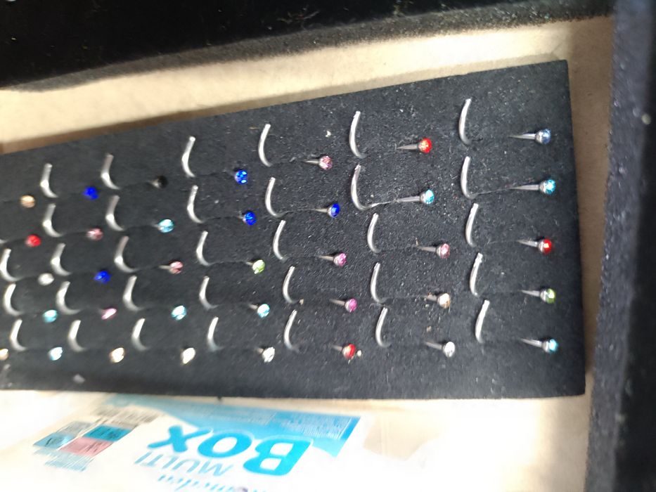 Пирсинг вуха, губи, носа, пупка, брови, язика та інші, є в наявності