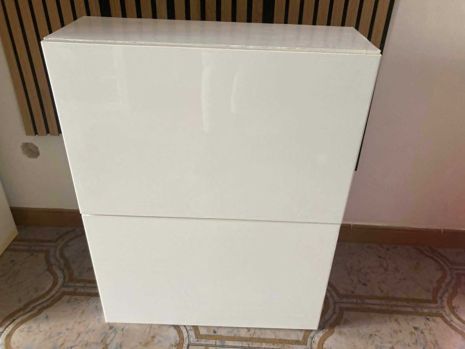 2 móveis IKEA brancos com portas lacadas