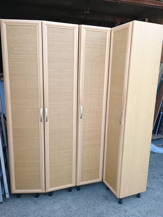 Szafa narożna z rattanowymi frontami 160 × 210 cm – bardzo pojemna