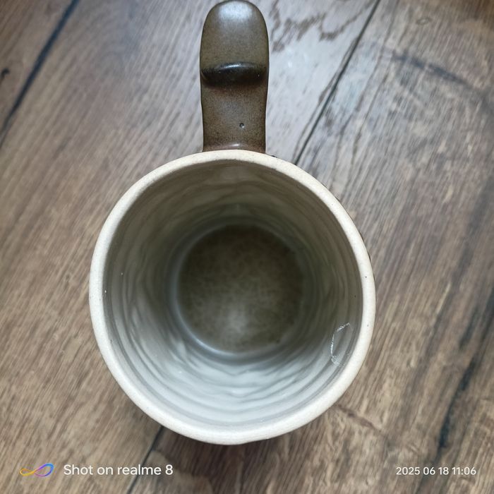 Stylizowany kufel ceramiczny – motyw antyczny, idealny do dekoracji