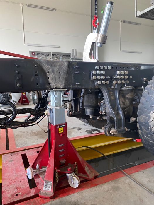 Naprawy powypadkowe TIR Prostowanie ram JOSAM,holowanie