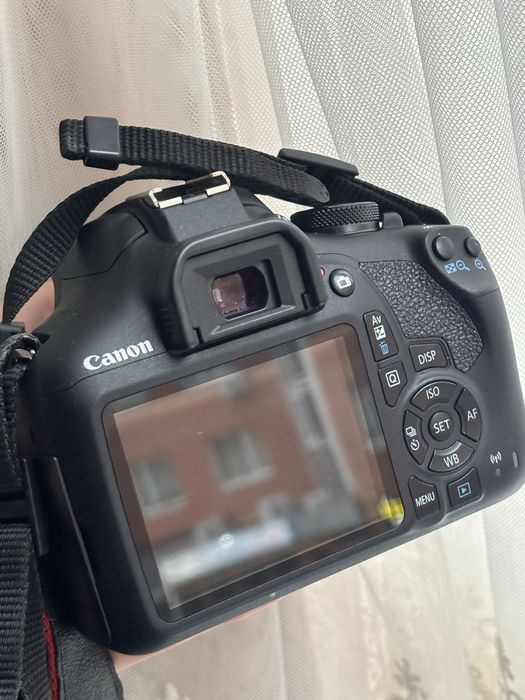 Canon EOS 2000D з обʼєктивом 18-55mm, ідеальний стан