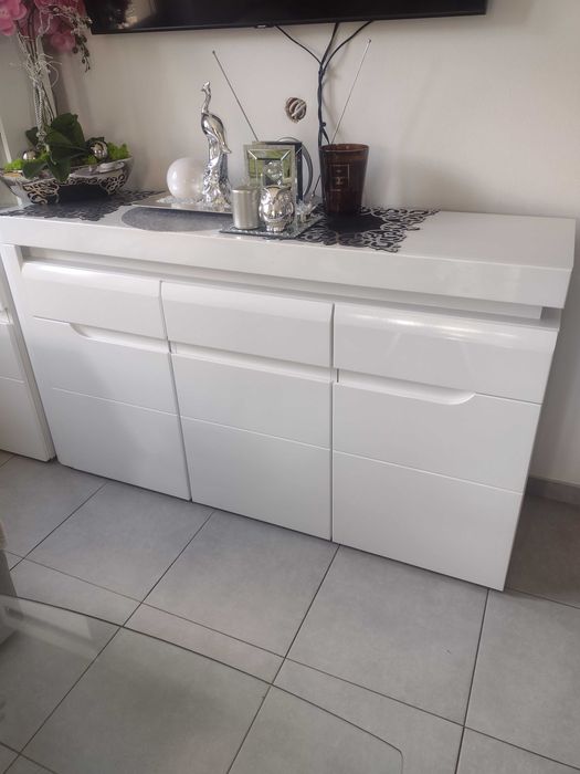 Sprzedam kpl mebli białe Glamour witryna+komoda