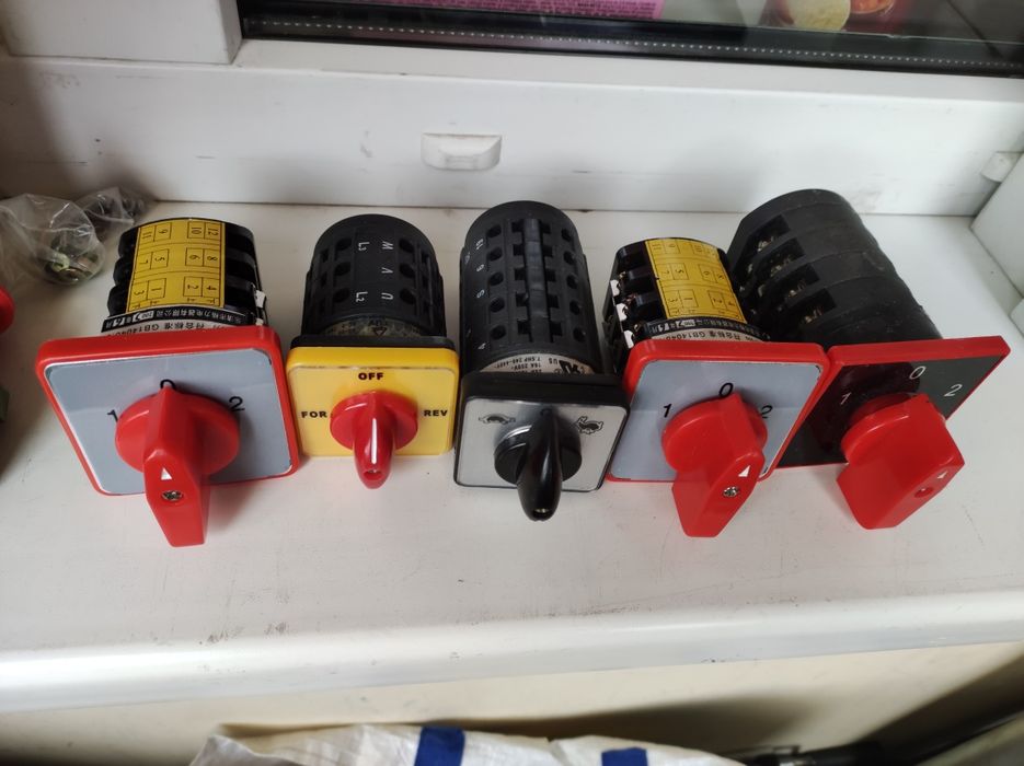 Перемикачі 3 позиції для токарного чи верстатного обладнання.