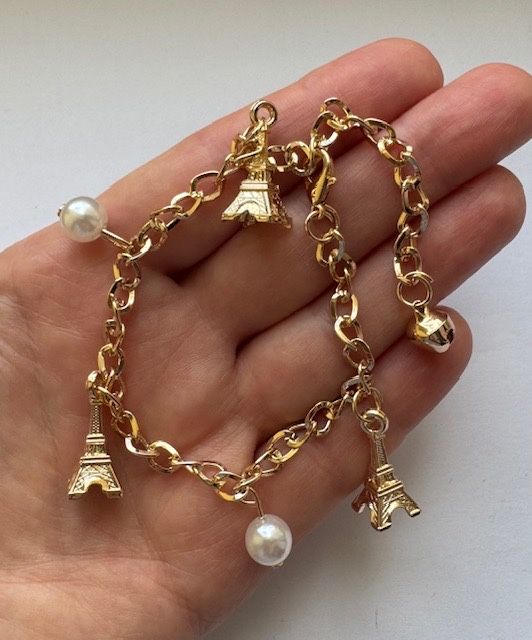 Подарок из Парижа - золотистый браслет с шармами Эйфелева башня