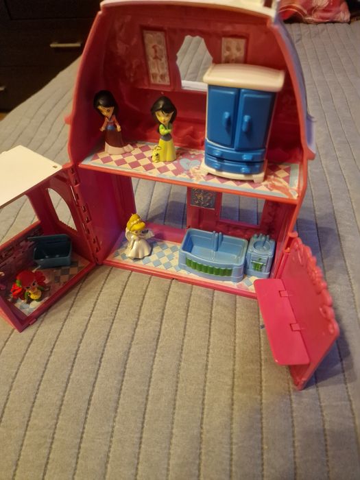 Domek rozkladany z lalkami i mebelkami