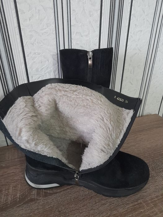 Чорні  зимові сапожки.Натуральна замша.Розмір 37.Дуже зручні.