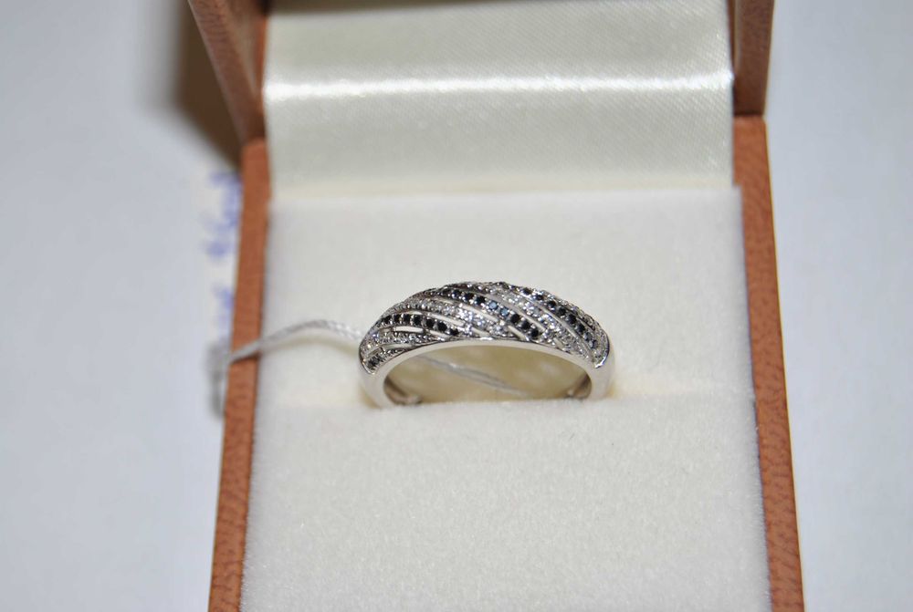 Pierścionek Apart białe złoto z diamentami biało czarnymi