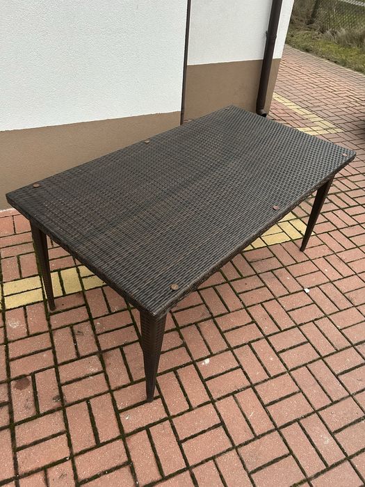 Stół ogrodowy / tarasowy – rattan + szklany blat