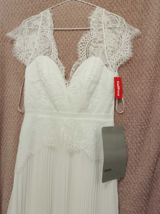 Sukienką nową białą