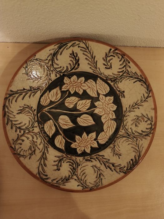 Pratos de barro pintados a mão