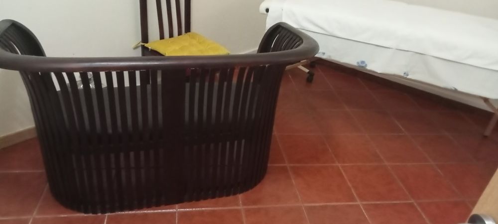 Cadeirão em pele e madeira Teca