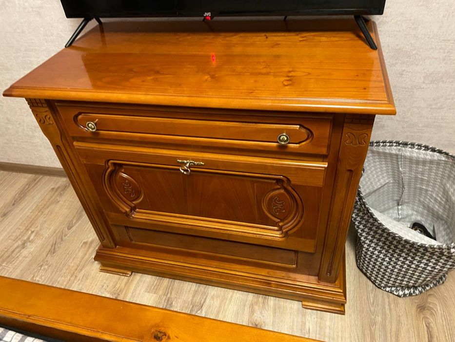 Комод з натурального дерева