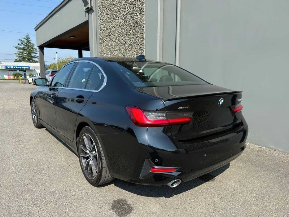 BMW 330xi      2020