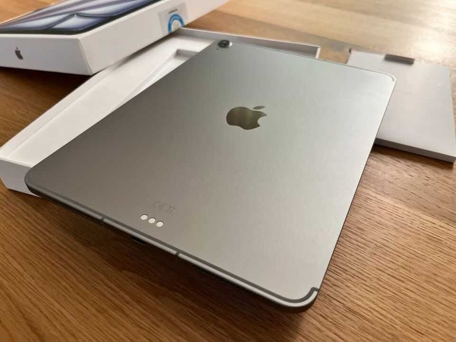 iPad Air 11" M4 128 GB + 5G Cellular w kolorze gwiezdnej szarości, stan jak nowy