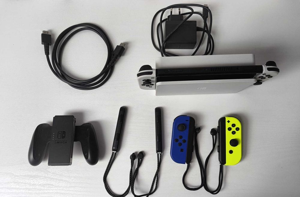 Nintendo Switch OLED + Joy Cons + Gry