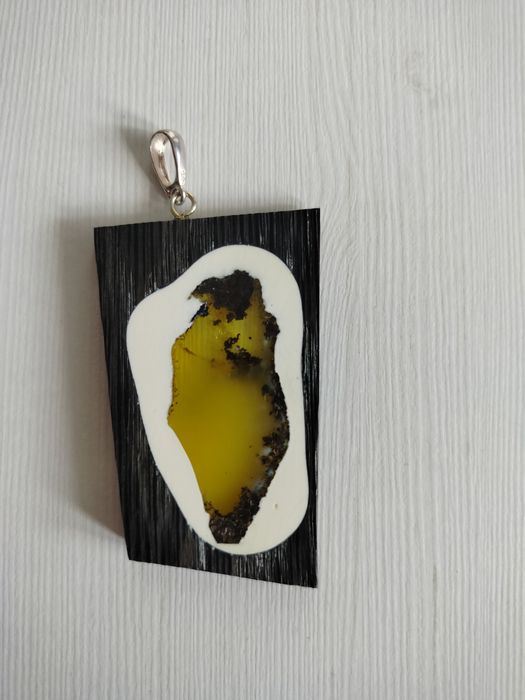 Srebrna zawieszka z bursztynem i dębem