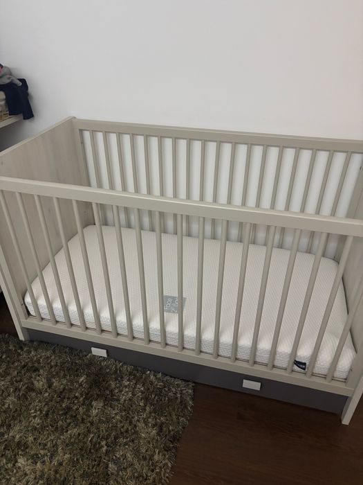 Conjunto de quarto em cinza claro