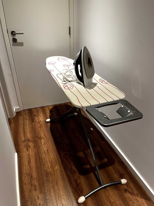 Tábua e ferro de engomar