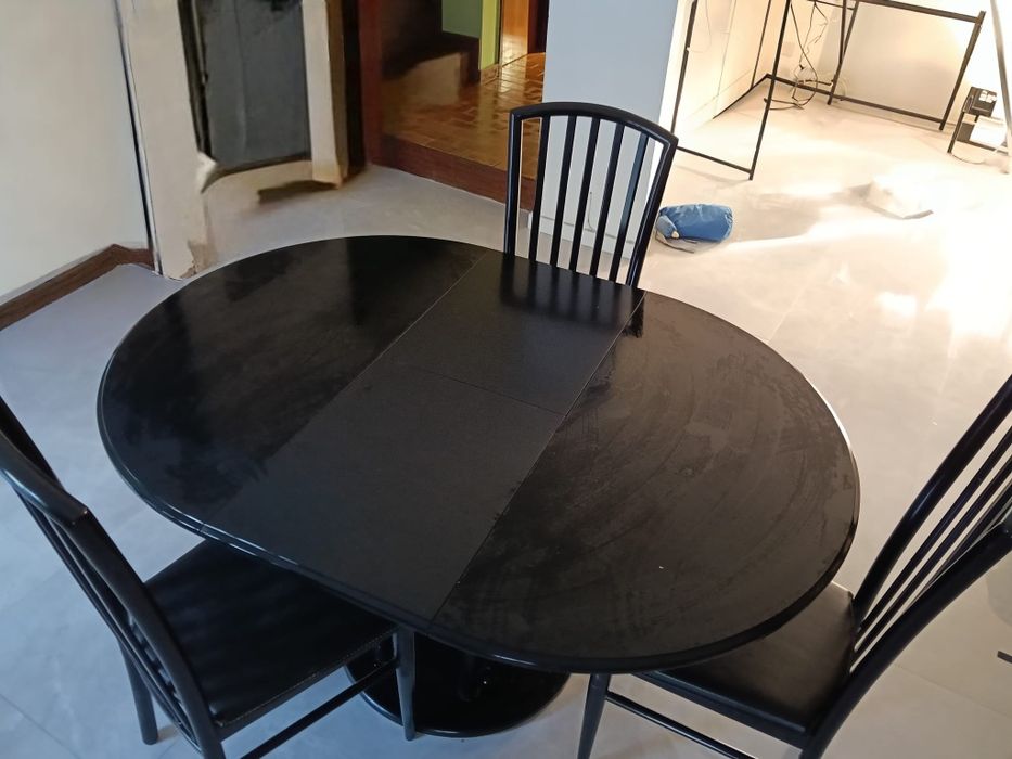 Mesa de sala extensível preta em muito bom estado.