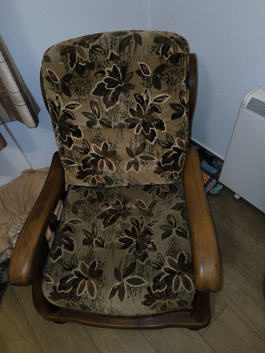 Cadeirão Antigo em Madeira Trabalhada – Peça Única com Mais de 100 Ano