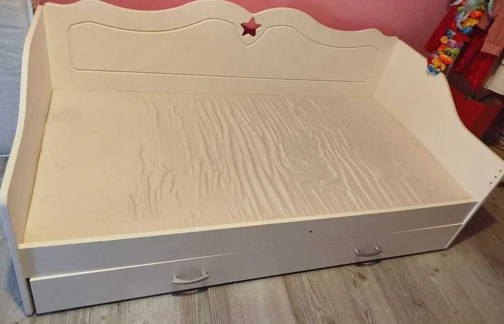 Sprzedam łóżko dziecięce w stylu księżniczki.