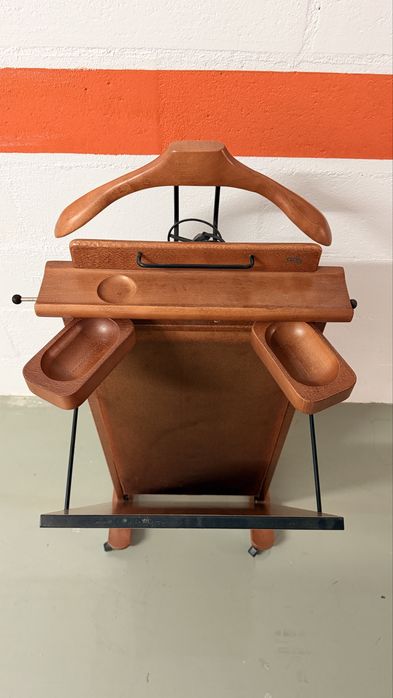 Cabideiro com passador de calças
