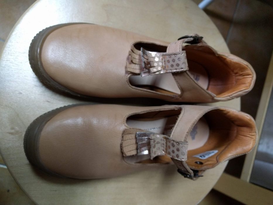 Sapatos novos menina em pele tamanho 34
