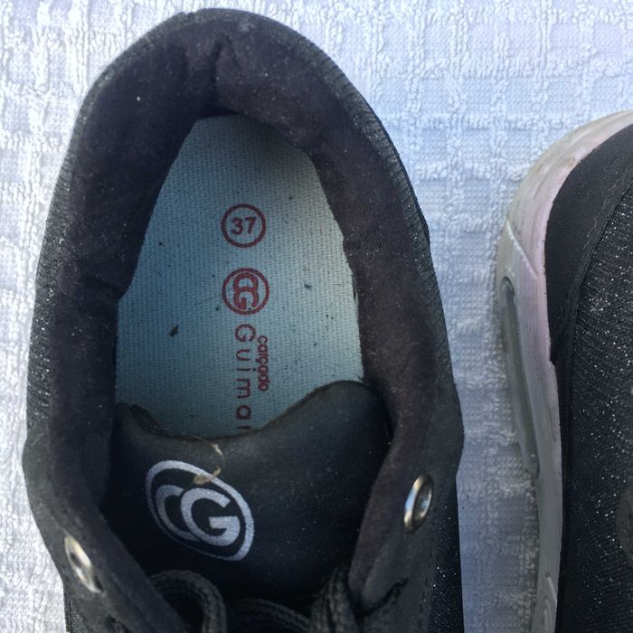 Sapatos tenis pretos de senhora