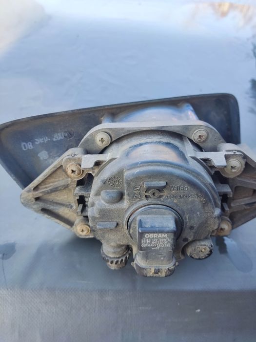 Протитуманка передня права Mazda b2500 UM95-V7-220