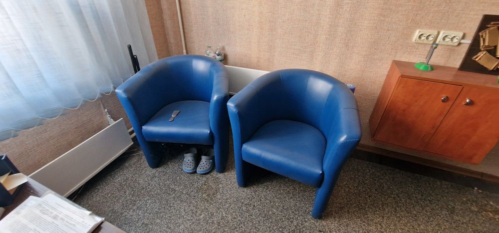 Продам стільці шкіряні