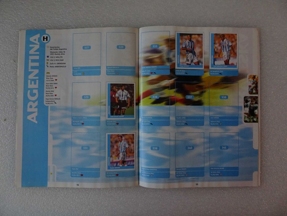 Caderneta de cromos de futebol World Cup France 98 (tem 106 cromos)
